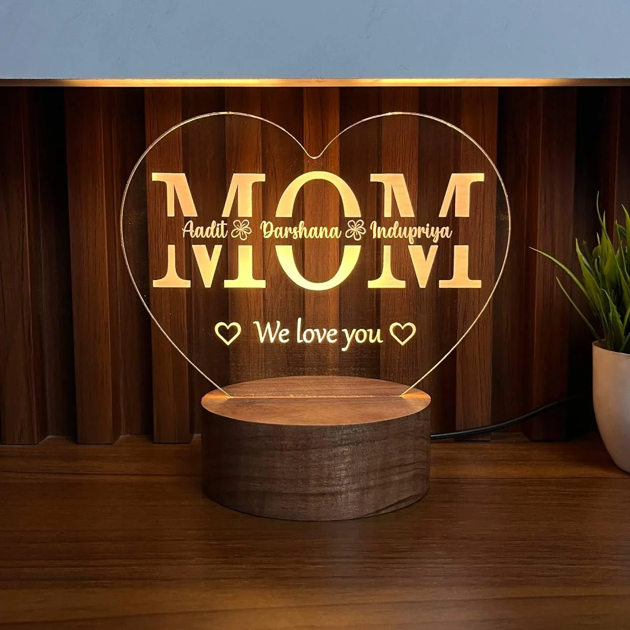 Multicolour mom name lamp – warm white glow